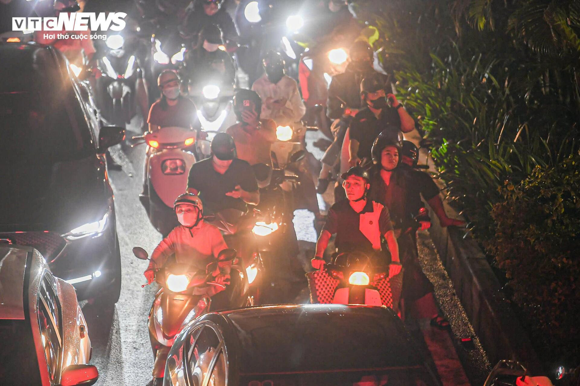 23h đêm, đường Hà Nội vẫn ken đặc xe, nhiều người cuốc bộ 6 tiếng về nhà - 3