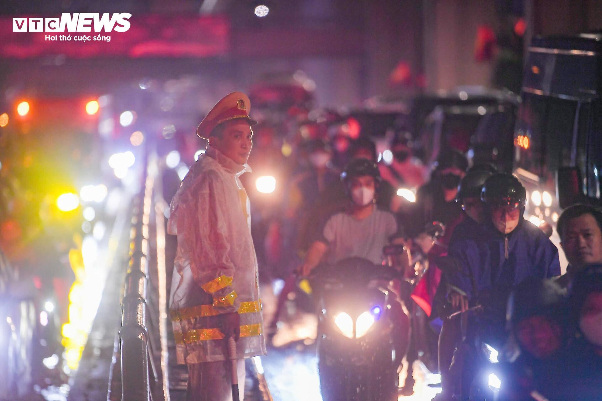 23h đêm, đường Hà Nội vẫn ken đặc xe, nhiều người cuốc bộ 6 tiếng về nhà - 12
