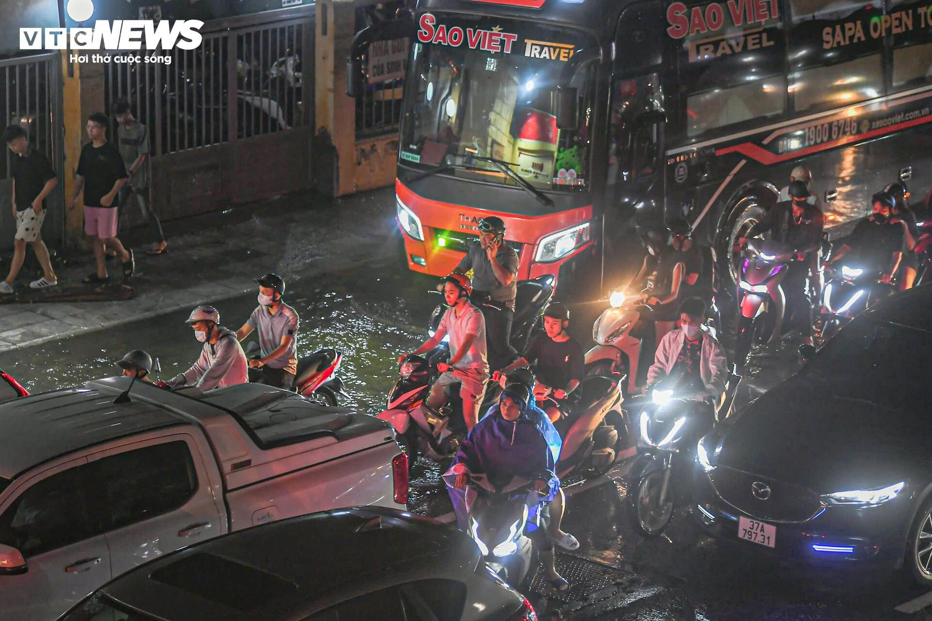 23h đêm, đường Hà Nội vẫn ken đặc xe, nhiều người cuốc bộ 6 tiếng về nhà - 2