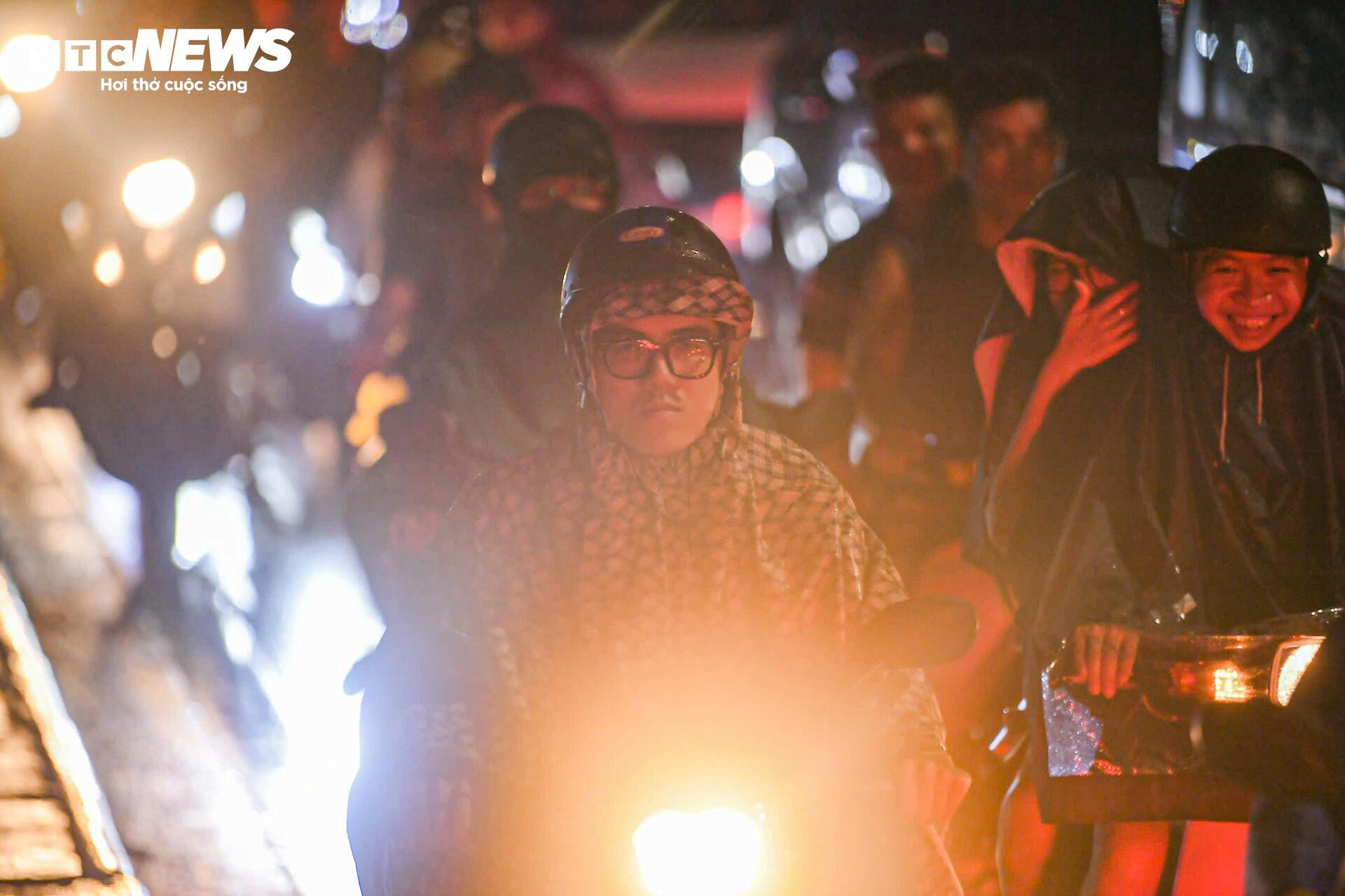 23h đêm, đường Hà Nội vẫn ken đặc xe, nhiều người cuốc bộ 6 tiếng về nhà - 9