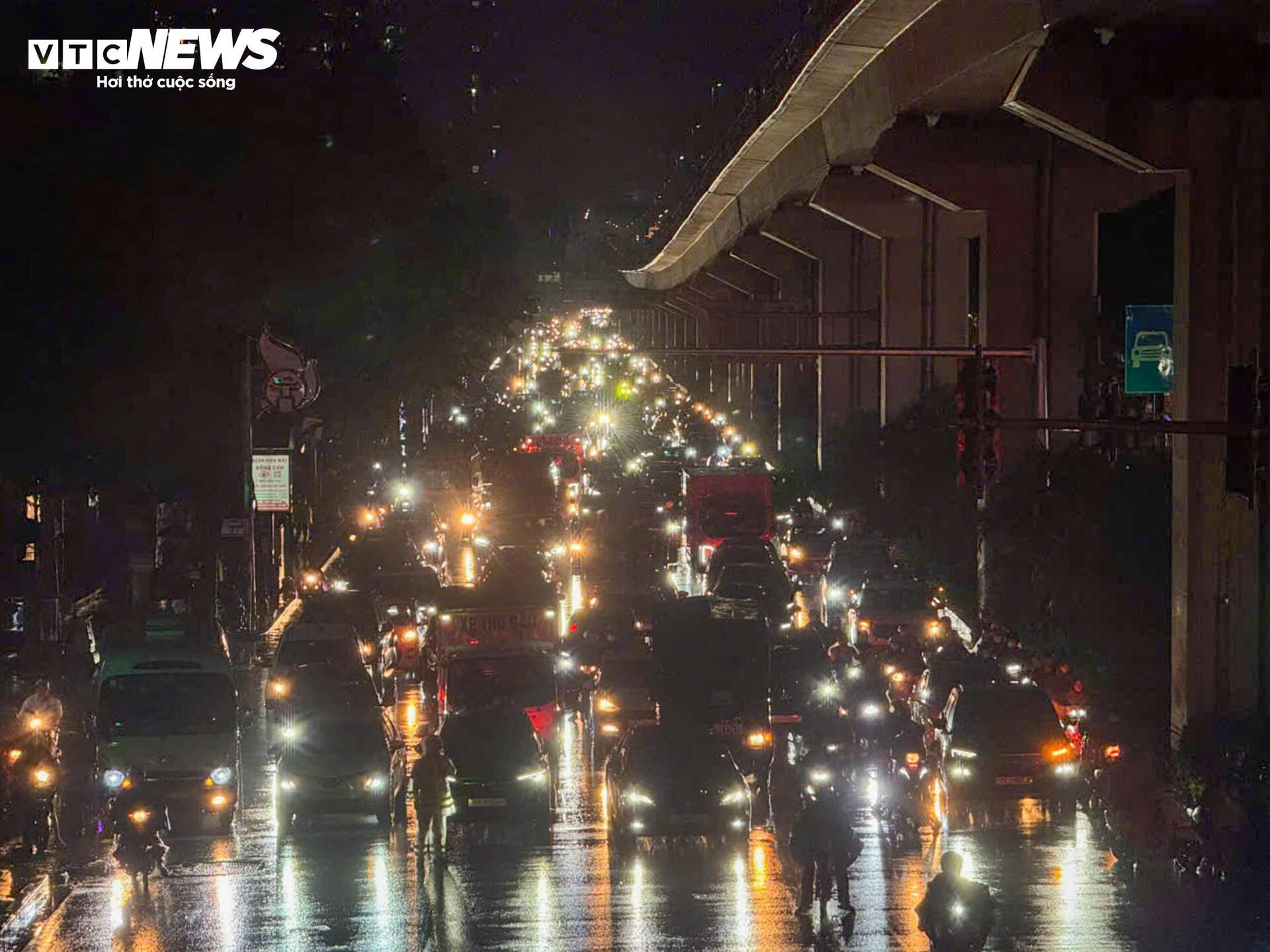 23h đêm, đường Hà Nội vẫn ken đặc xe, nhiều người cuốc bộ 6 tiếng về nhà - 10