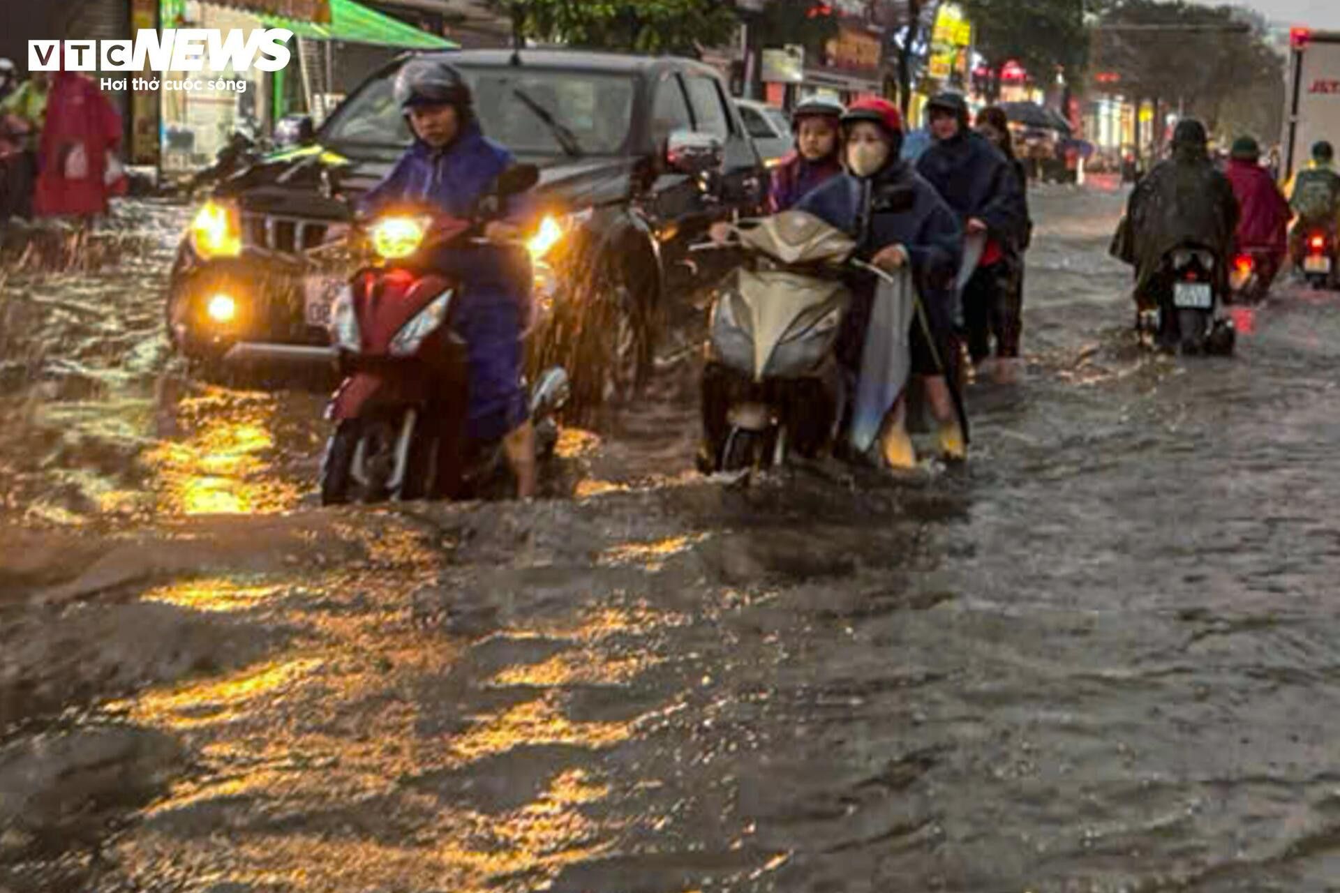 23h đêm, đường Hà Nội vẫn ken đặc xe, nhiều người cuốc bộ 6 tiếng về nhà - 8