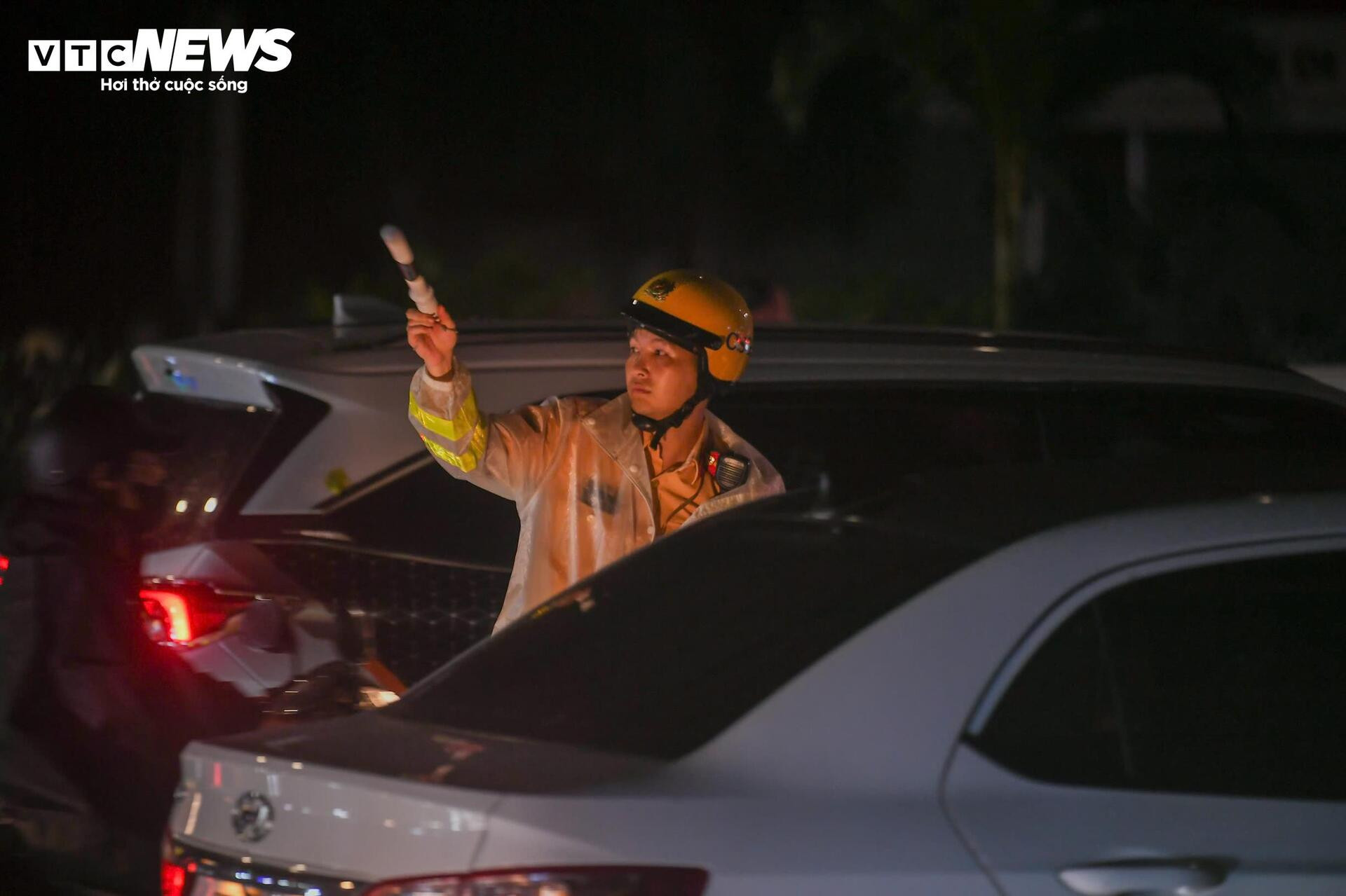 23h đêm, đường Hà Nội vẫn ken đặc xe, nhiều người cuốc bộ 6 tiếng về nhà - 13