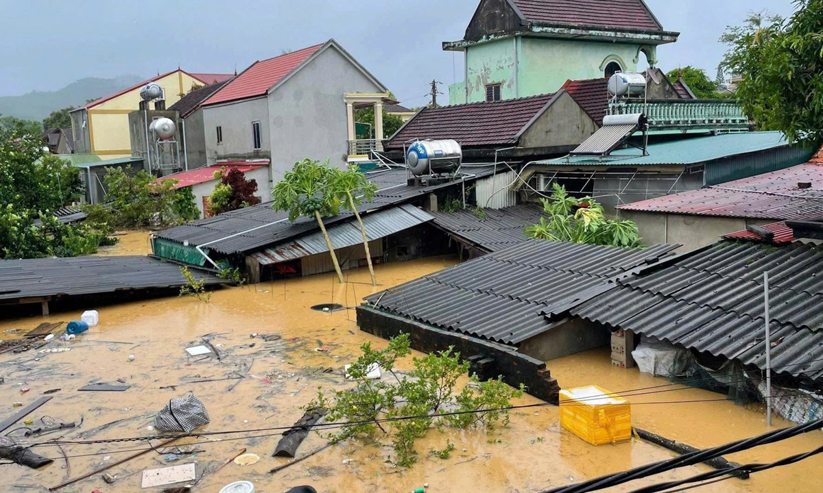 Tại xã Quỳ Châu, tỉnh Nghệ An, nhiều xóm bản chìm trong biển nước, bị cô lập hoàn toàn.