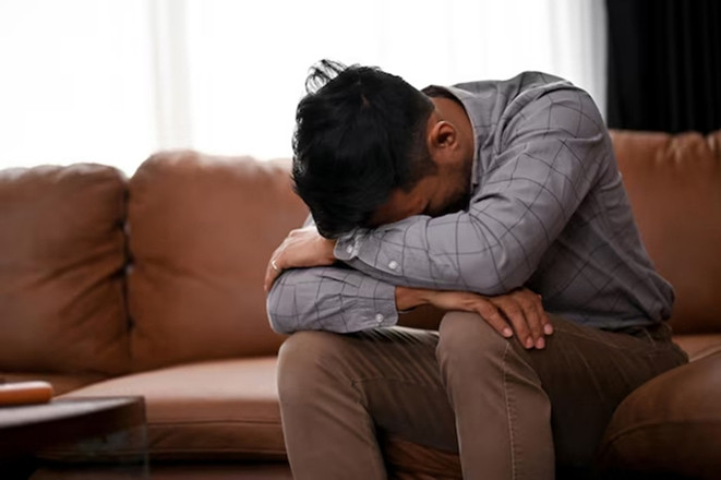 Bố bị bệnh nặng tôi đành vay tiền em vợ nhưng bị từ chối lúc về nhà nghe vợ nói mà tôi bật khóc
