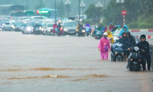 Vì sao Hà Nội mưa rất to, ngập sâu nhiều giờ?