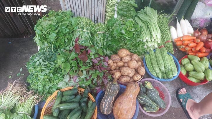 Một số tiểu thương dự báo giá rau xanh sẽ tăng trong những ngày tiếp theo. (Ảnh: Hiếu Nguyễn).