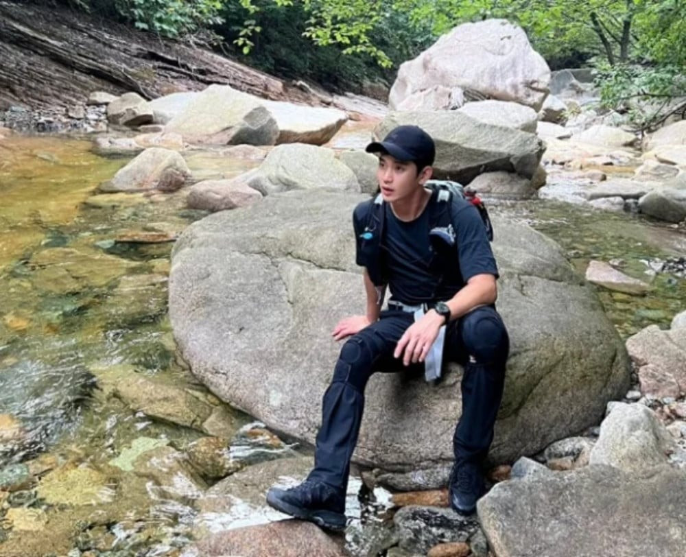 Hình ảnh hiếm hoi của Kim Soo Hyun sau 6 tháng đóng băng mọt hoạt động