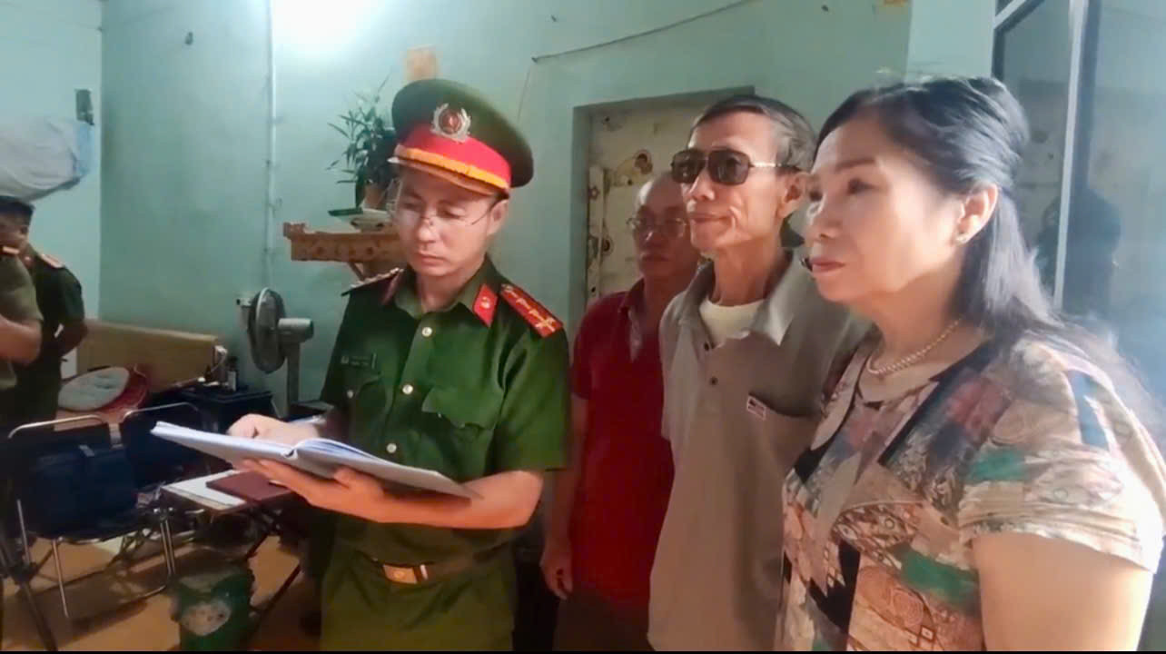 Cơ quan Công an đọc lệnh khám xét khẩn cấp trước sự chứng kiến của chính quyền địa phương.jpg