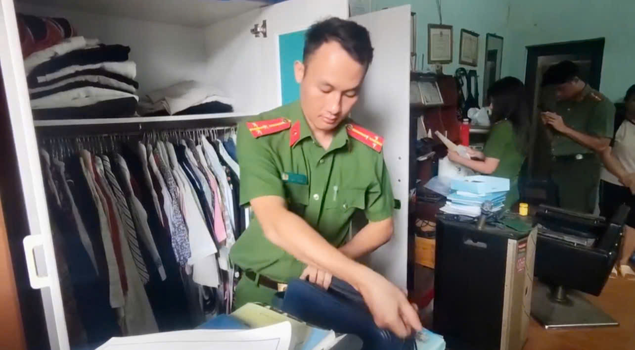 Lực lượng Công an khám xét chỗ ở của Tuân.jpg