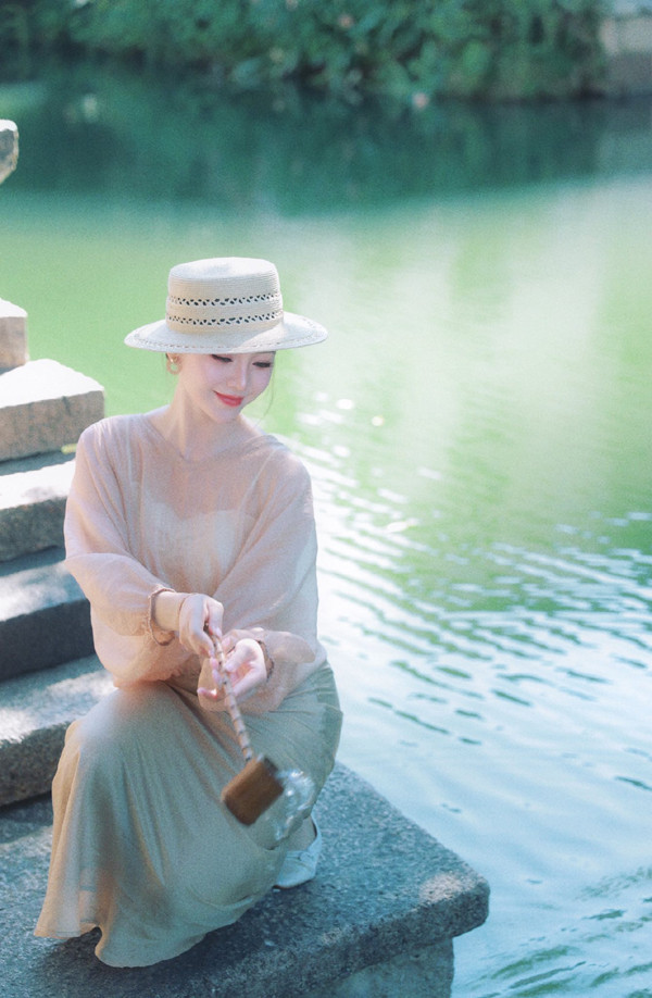 Mix đồ xuống phố ngày thu đẹp như Quỳnh Kool - Ảnh 8.