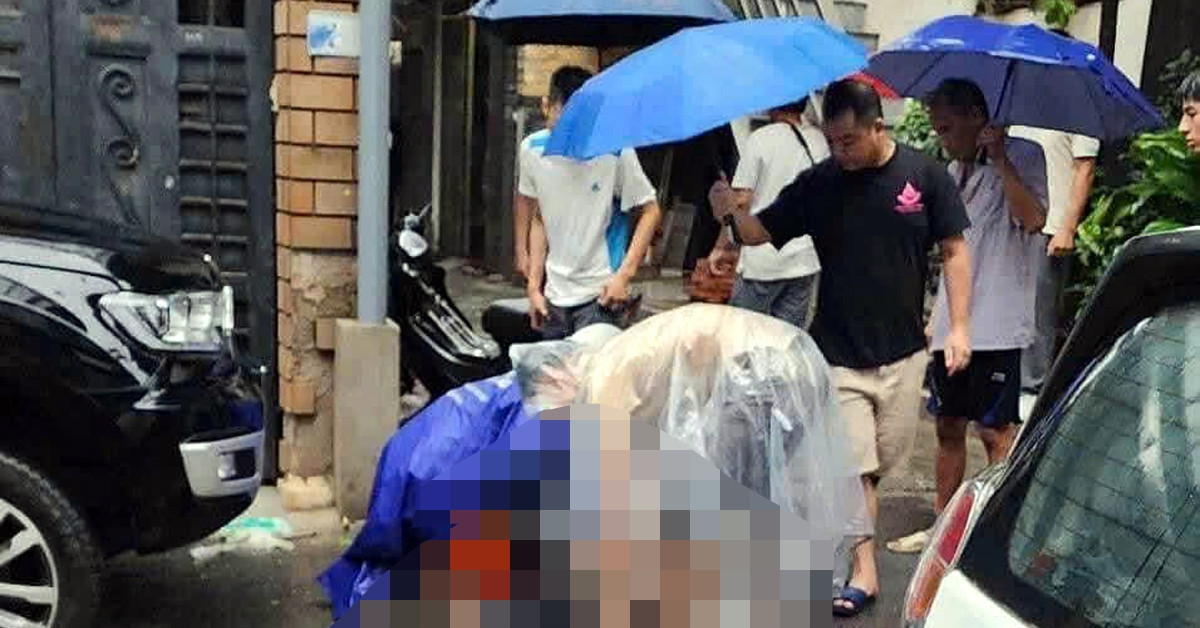 Người đàn ông ở Hà Nội ngã giữa đường nghi do điện giật: Nạn nhân đã tử vong