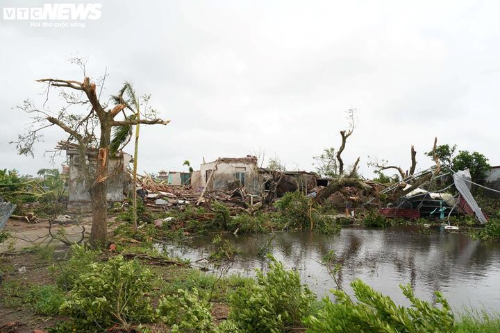 Căn nhà bà Râng tan hoang sau cơn lốc dữ.