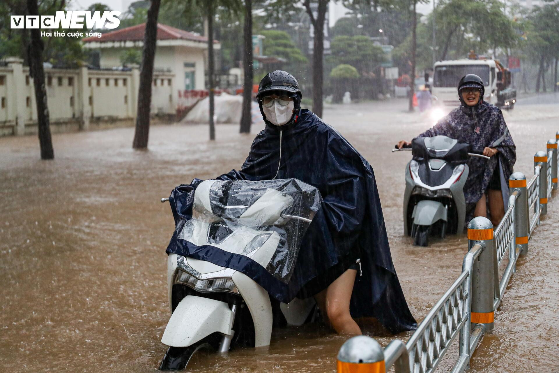 Nước ngập lút bánh xe, người Hà Nội dò dẫm tìm đường về nhà - 26