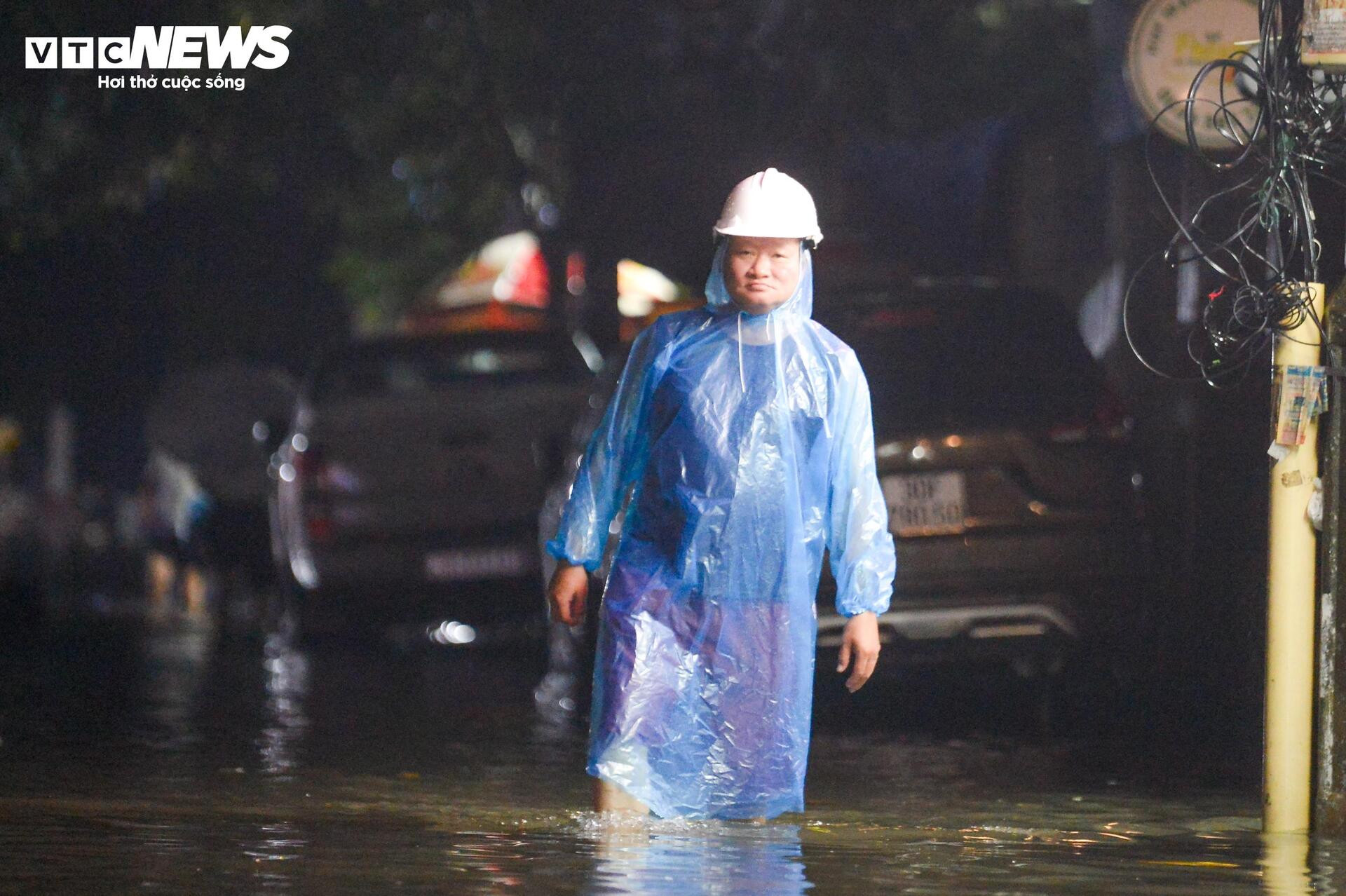 Nước ngập lút bánh xe, người Hà Nội dò dẫm tìm đường về nhà - 9