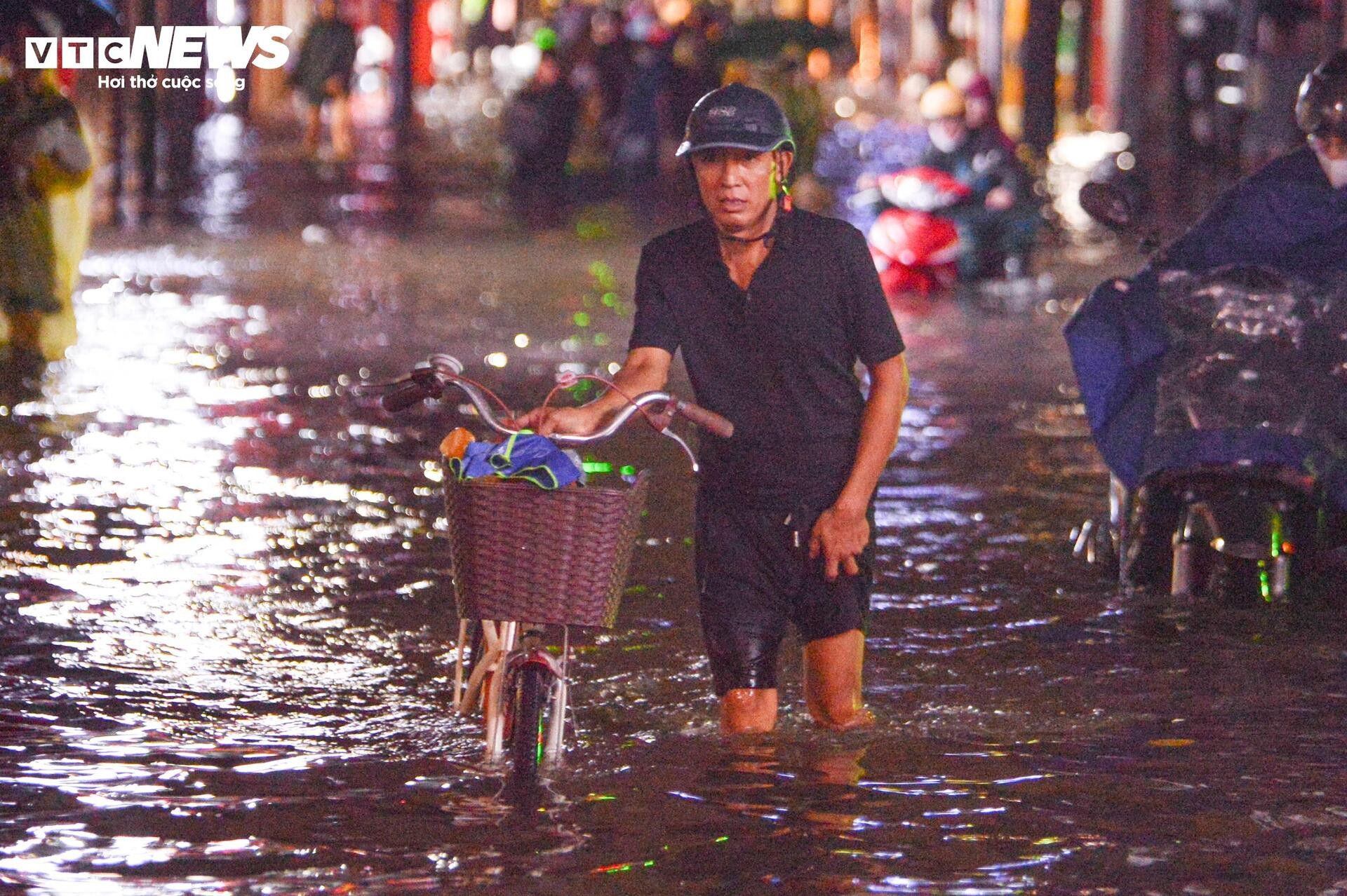 Nước ngập lút bánh xe, người Hà Nội dò dẫm tìm đường về nhà - 16