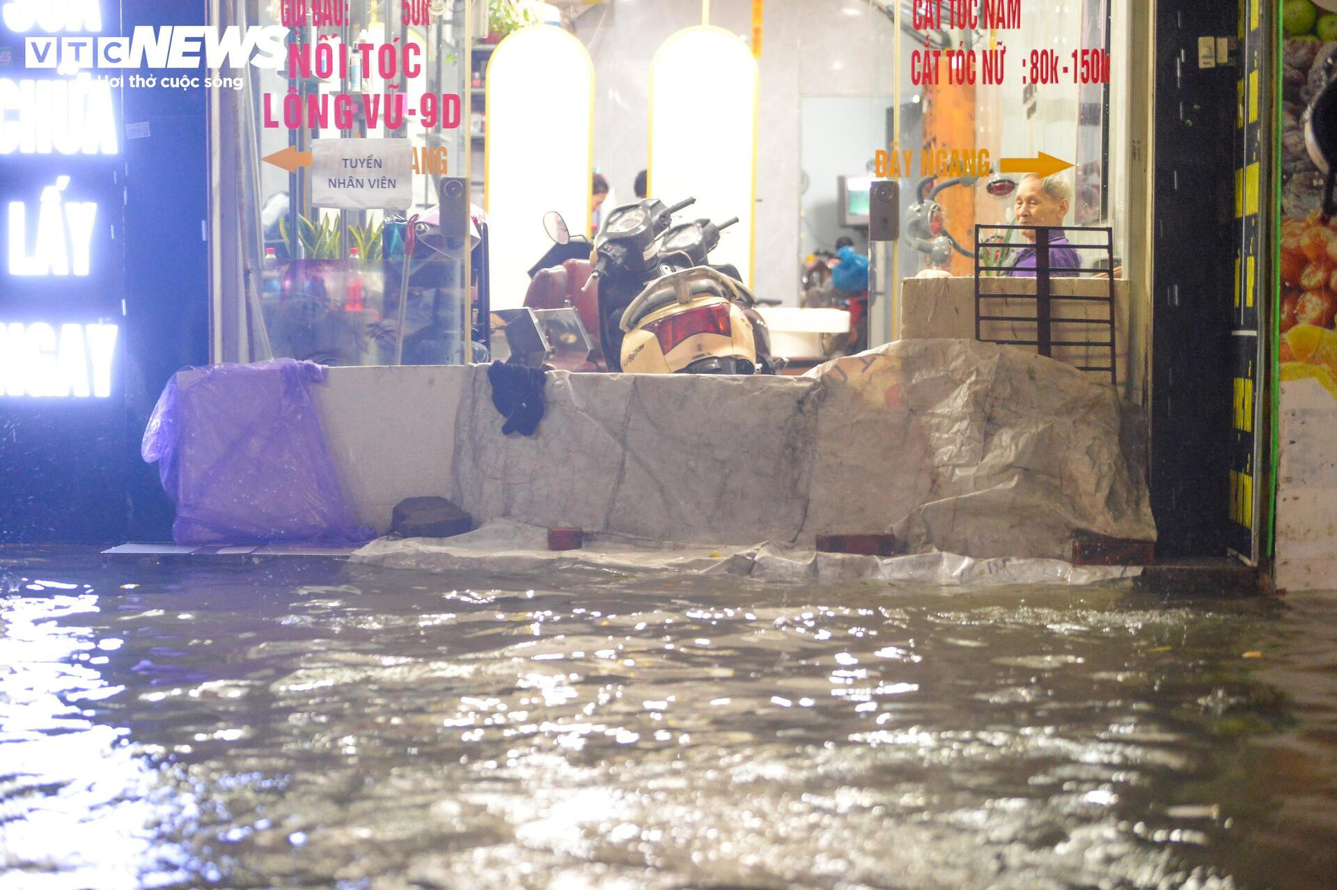 Nước ngập lút bánh xe, người Hà Nội dò dẫm tìm đường về nhà - 10