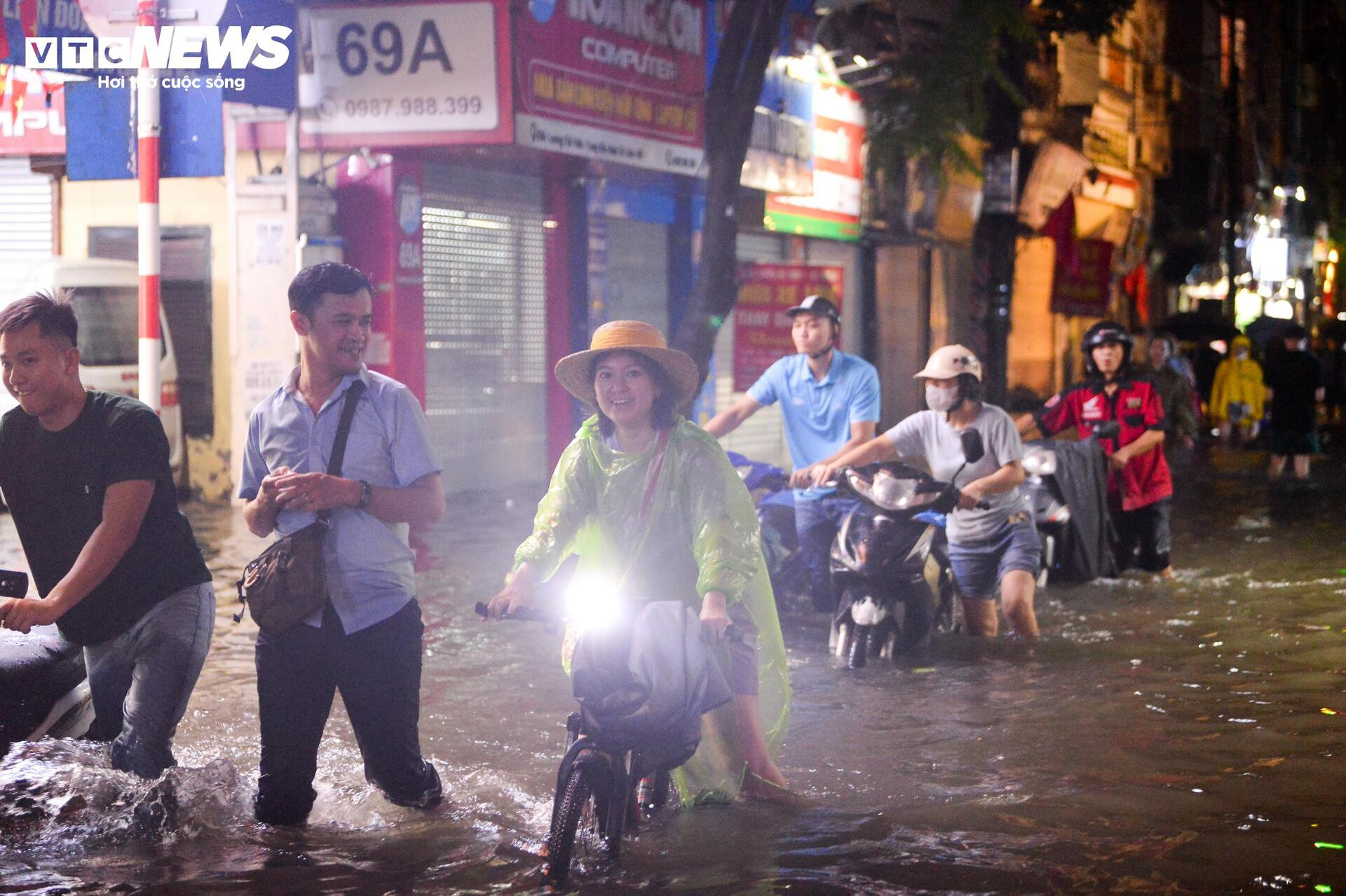 Nước ngập lút bánh xe, người Hà Nội dò dẫm tìm đường về nhà - 17