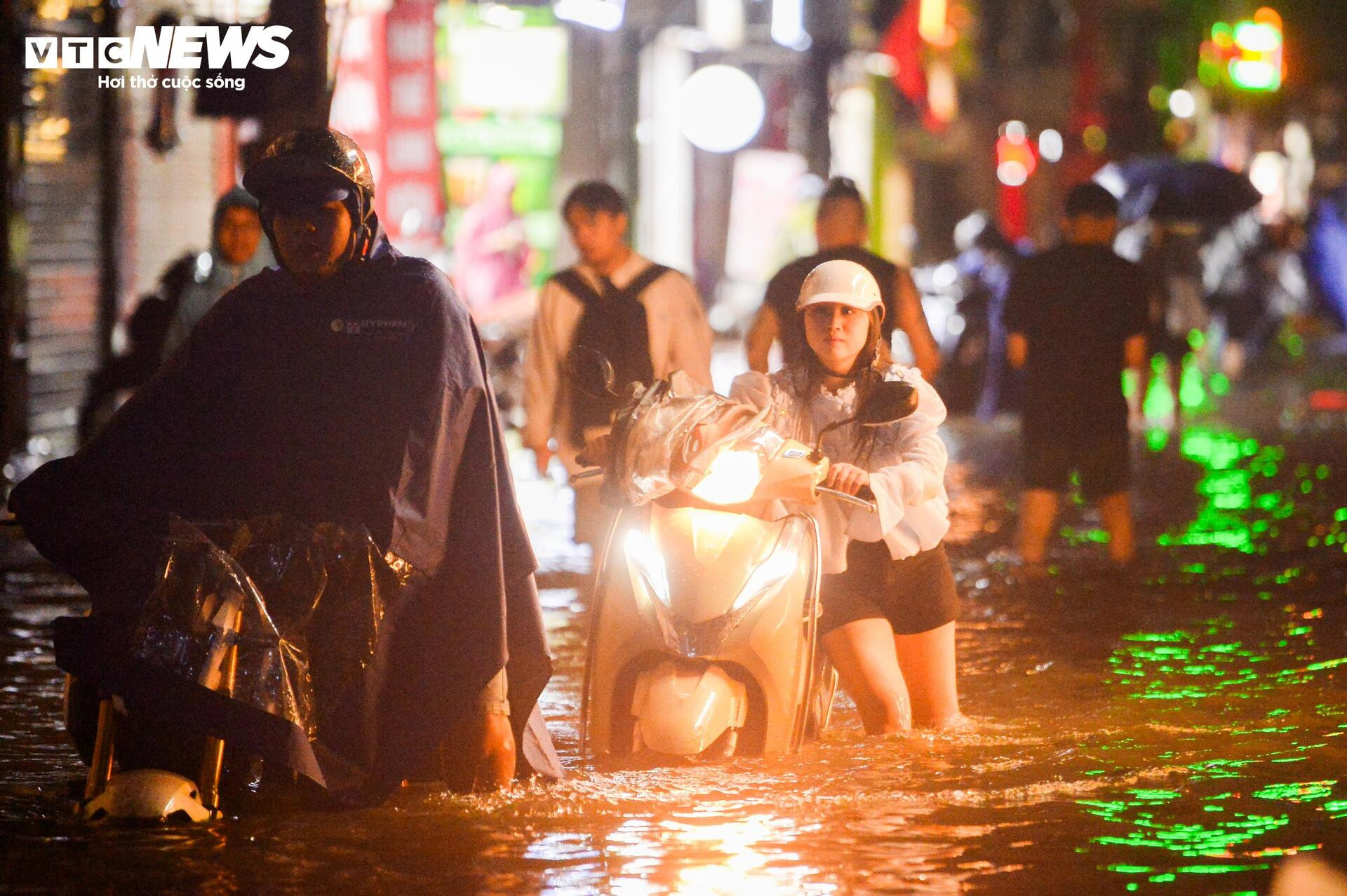 Nước ngập lút bánh xe, người Hà Nội dò dẫm tìm đường về nhà - 5