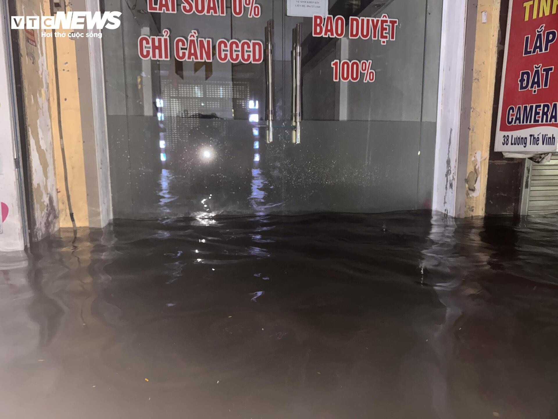 Nước ngập lút bánh xe, người Hà Nội dò dẫm tìm đường về nhà - 12