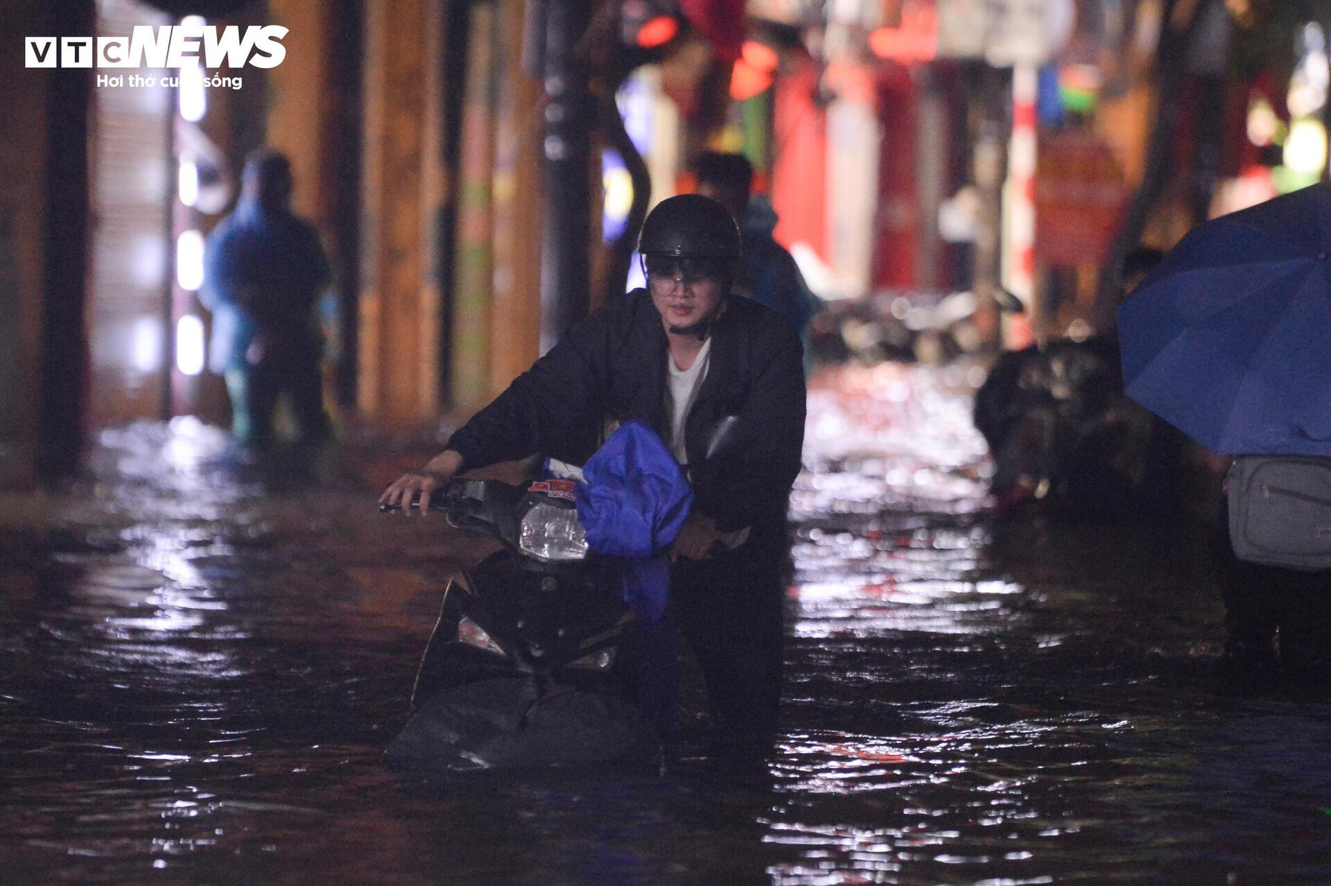 Nước ngập lút bánh xe, người Hà Nội dò dẫm tìm đường về nhà - 3