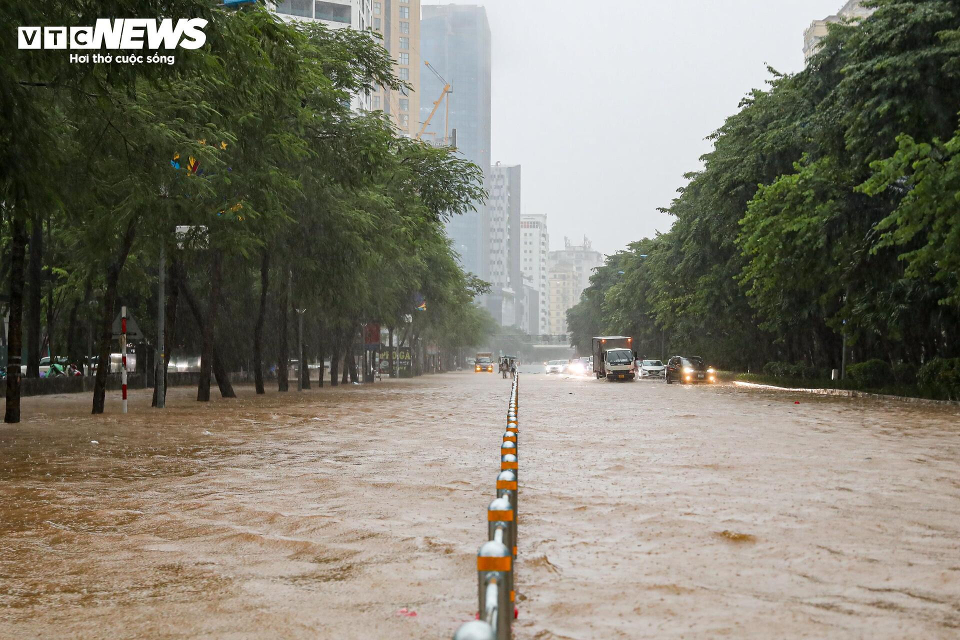 Nước ngập lút bánh xe, người Hà Nội dò dẫm tìm đường về nhà - 31