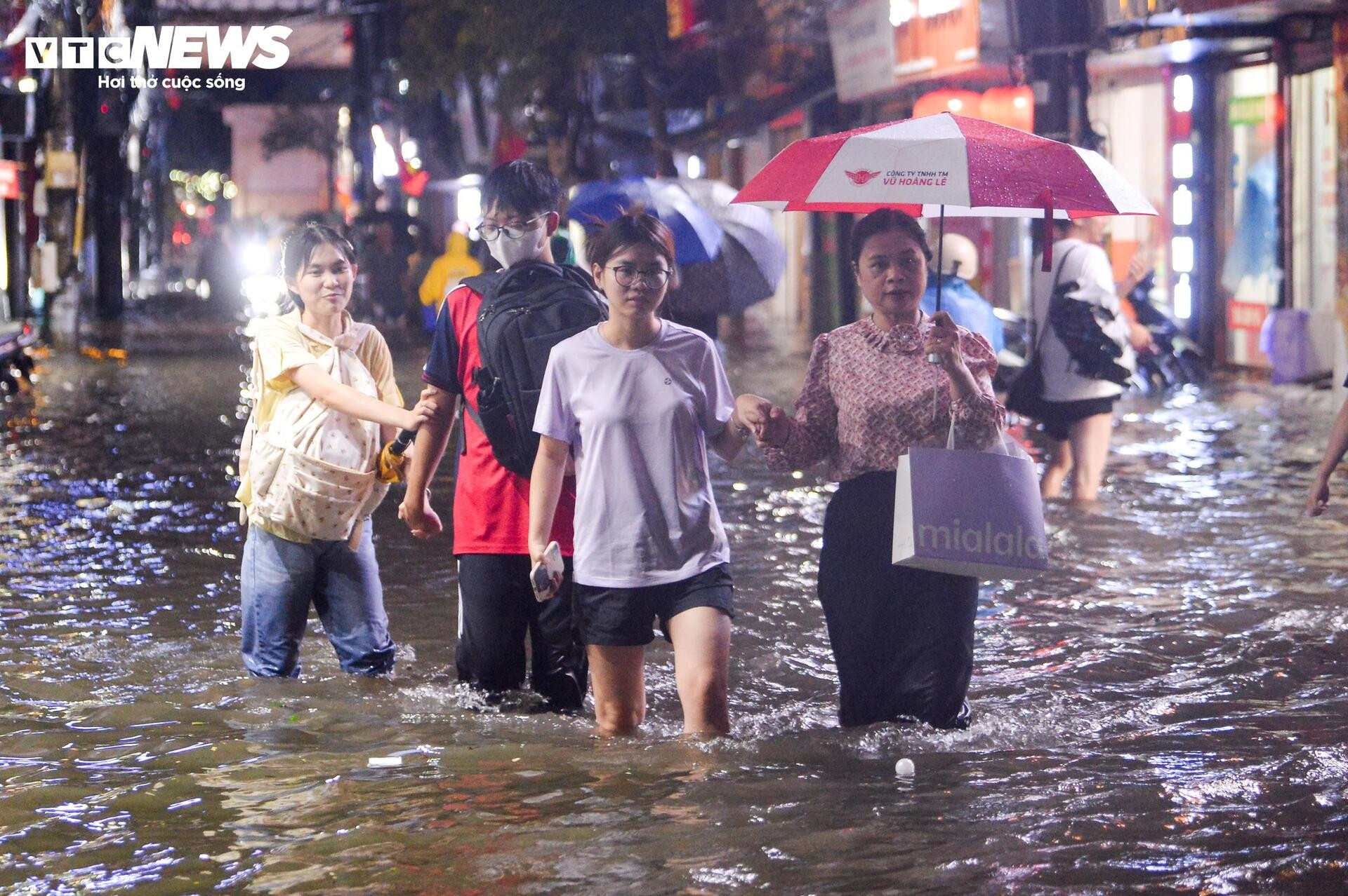 Nước ngập lút bánh xe, người Hà Nội dò dẫm tìm đường về nhà - 8