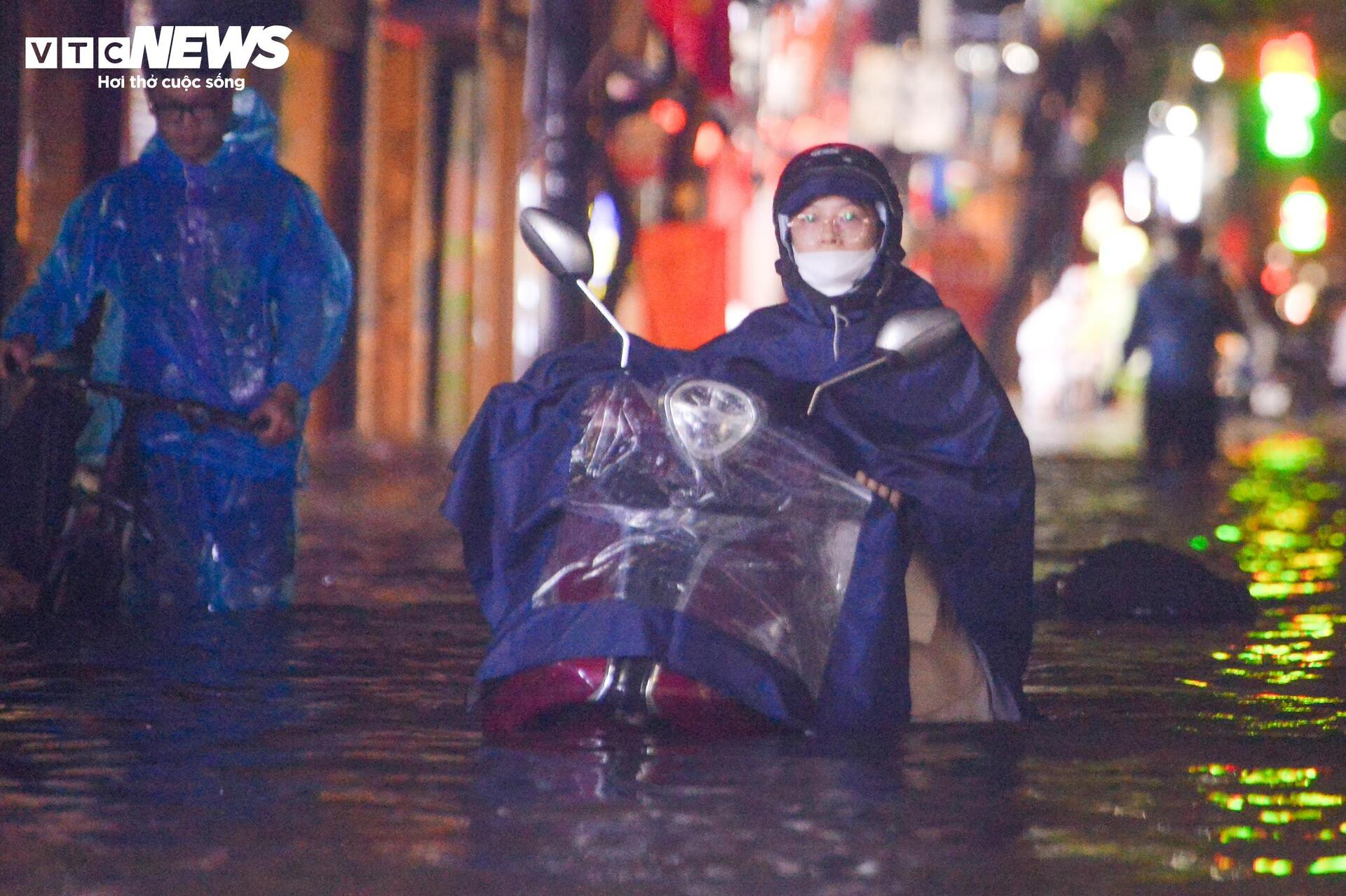 Nước ngập lút bánh xe, người Hà Nội dò dẫm tìm đường về nhà - 4