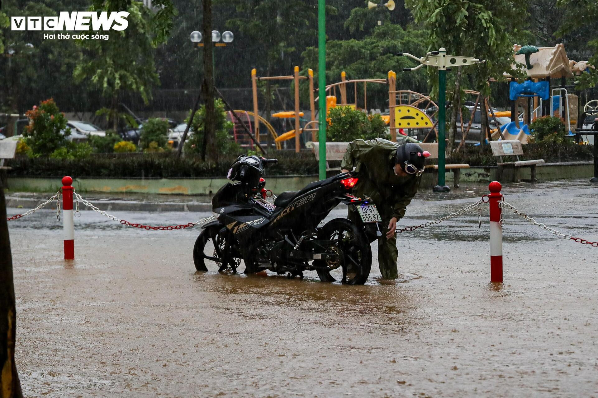 Nước ngập lút bánh xe, người Hà Nội dò dẫm tìm đường về nhà - 25