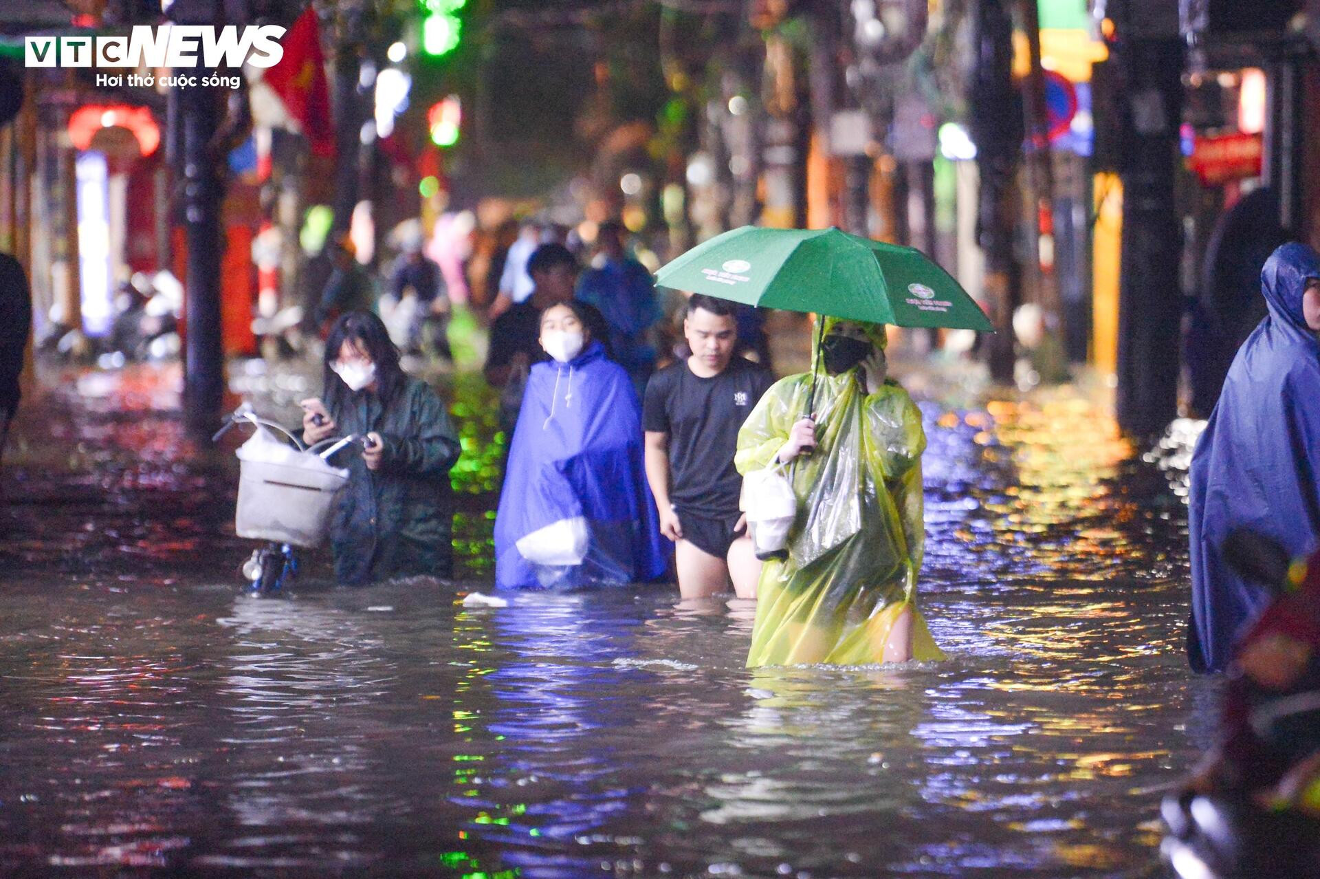 Nước ngập lút bánh xe, người Hà Nội dò dẫm tìm đường về nhà - 20