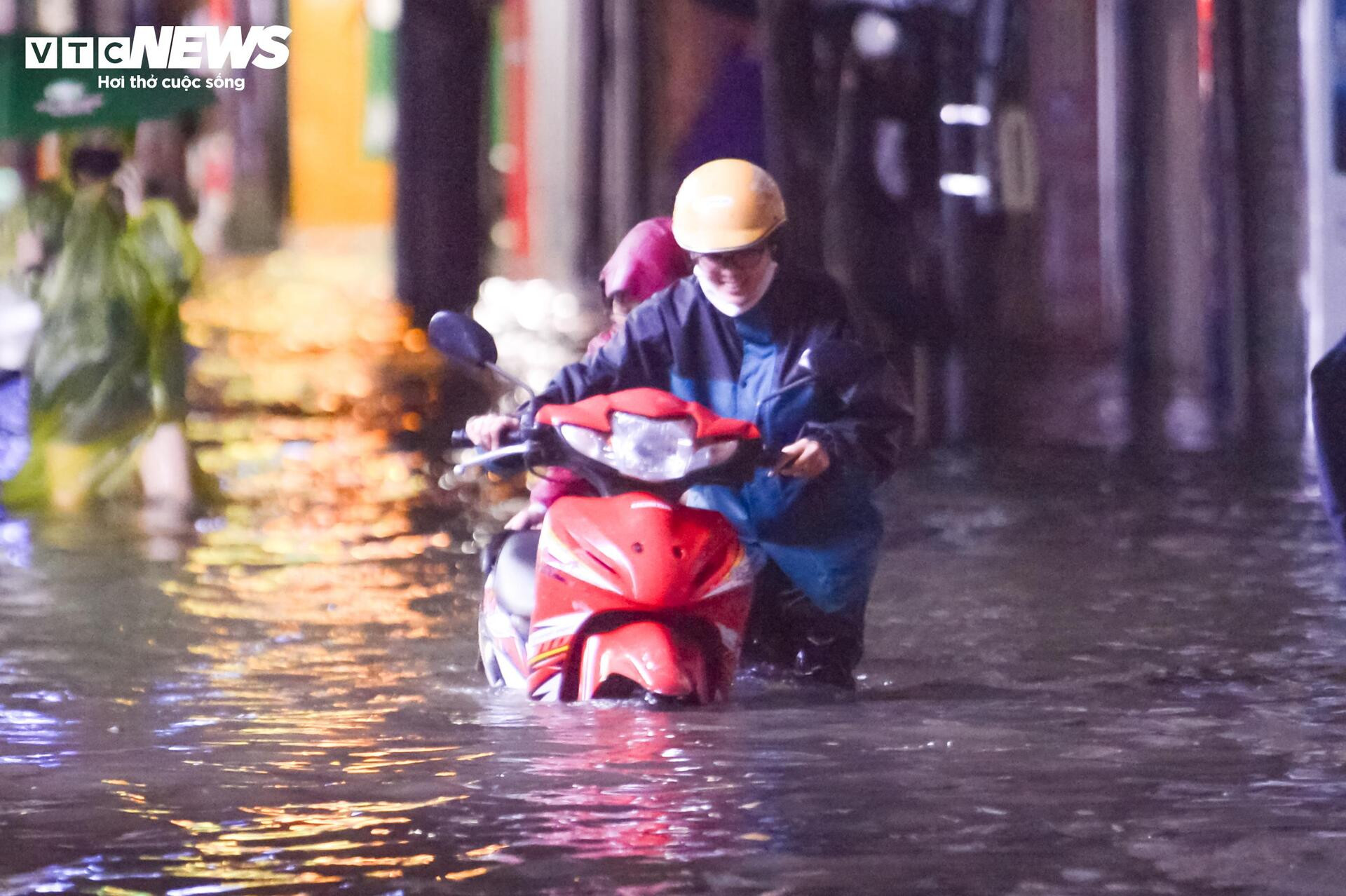 Nước ngập lút bánh xe, người Hà Nội dò dẫm tìm đường về nhà - 6