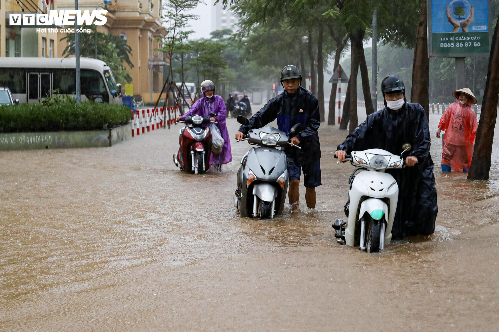 Nước ngập lút bánh xe, người Hà Nội dò dẫm tìm đường về nhà - 23
