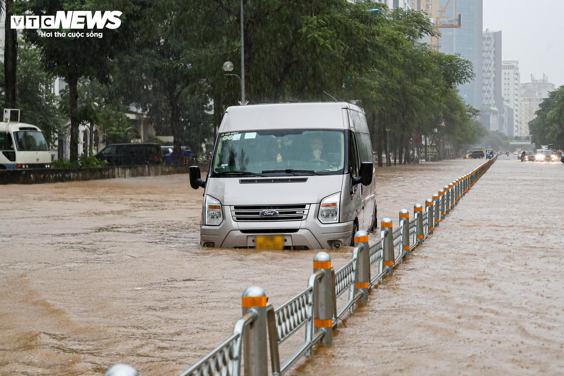 Nước ngập lút bánh xe, người Hà Nội dò dẫm tìm đường về nhà - 27
