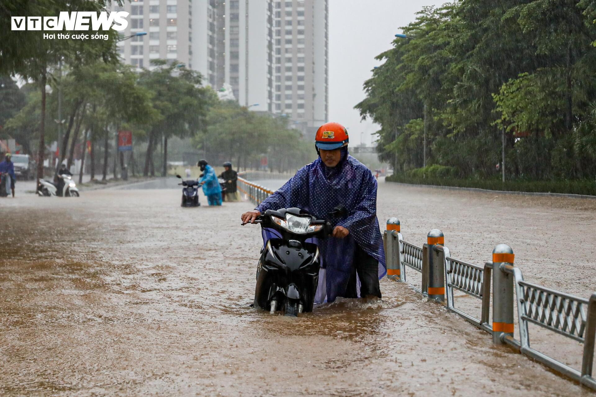 Nước ngập lút bánh xe, người Hà Nội dò dẫm tìm đường về nhà - 24