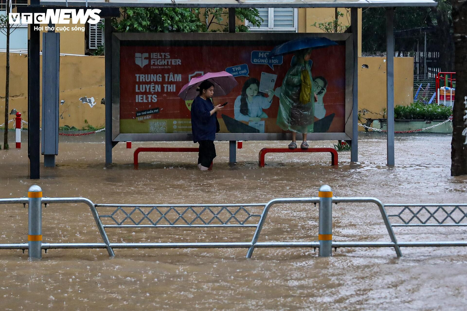 Nước ngập lút bánh xe, người Hà Nội dò dẫm tìm đường về nhà - 30