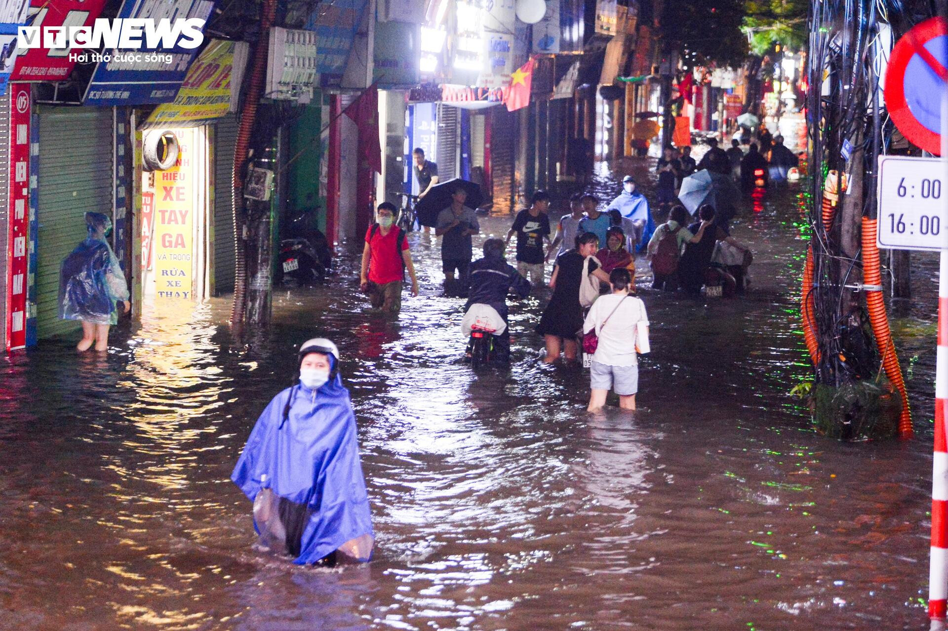 Nước ngập lút bánh xe, người Hà Nội dò dẫm tìm đường về nhà - 2