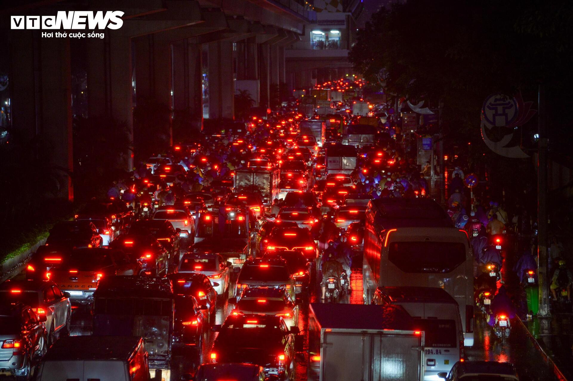 Nước ngập lút bánh xe, người Hà Nội dò dẫm tìm đường về nhà - 1