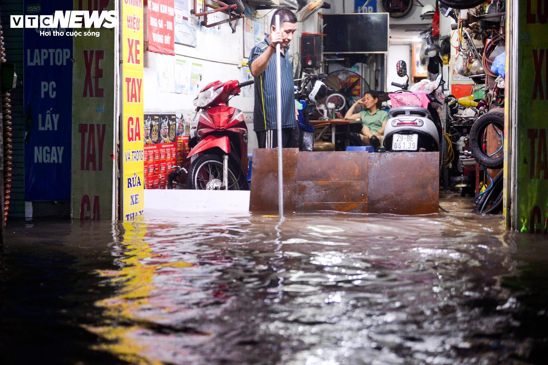 Nước ngập lút bánh xe, người Hà Nội dò dẫm tìm đường về nhà - 11