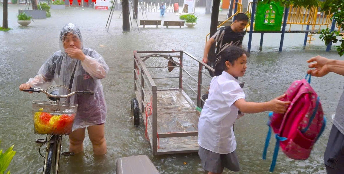 Phụ huynh than phiền 'ngành giáo dục Hà Nội thiếu chủ động' khi mưa ngập lớn