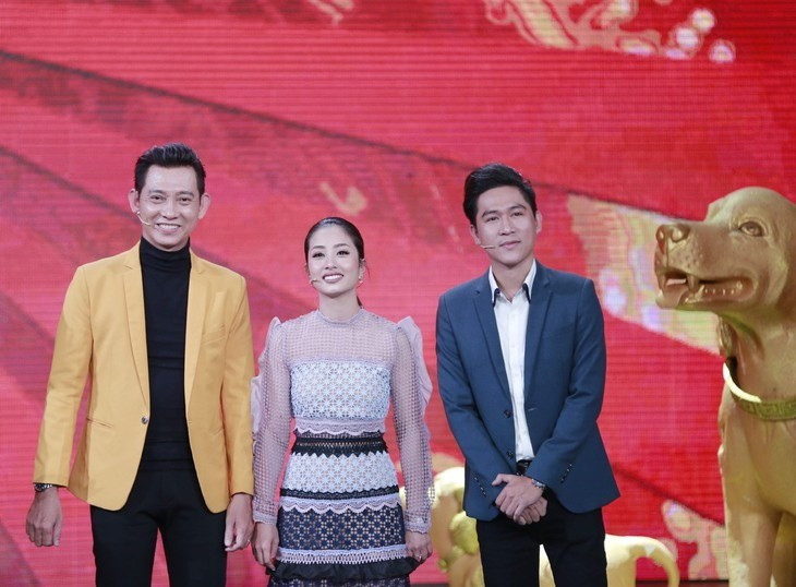 ca-si-thu-hang-tung-anh-va-dien.jpg