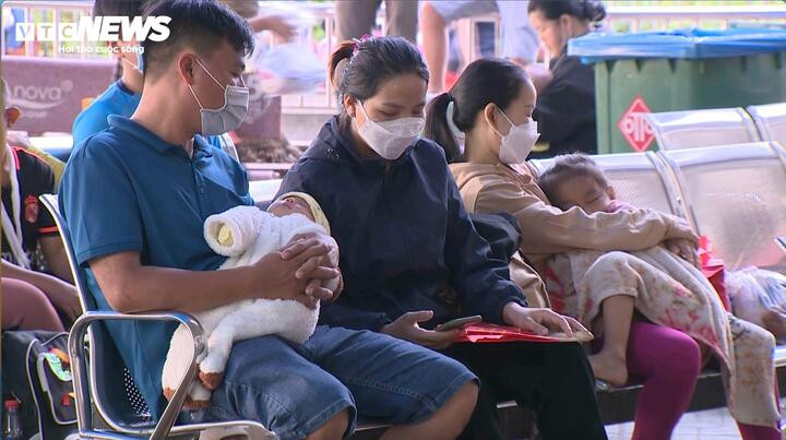 Trẻ nhập viện do mắc các bệnh về đường hô hấp tăng cao tại TP.HCM.