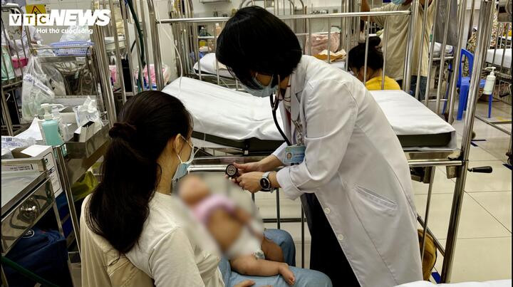 Nhiều trẻ nhỏ dưới 2 tháng tuổi nhập viện cấp cứu tại khoa Hô hấp, Bệnh viện Nhi đồng 2, TP.HCM.