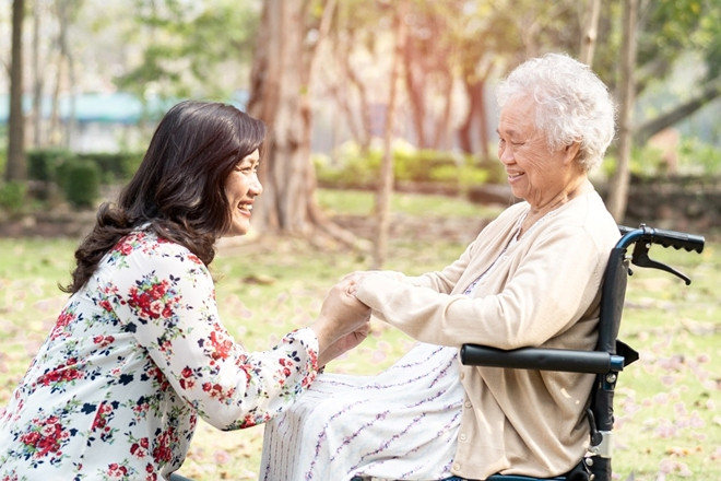 Vất vả 3 năm chăm mẹ chồng liệt giường lúc nhận số tiền mẹ chia đền bù đất mà tôi chết lặng