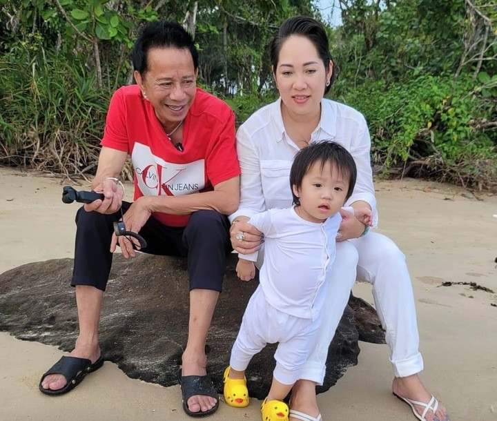 'Vua hài' từng cầm 300 cây vàng mua siêu xe, giờ bán cơm tấm cùng vợ kém 29 tuổi - 3