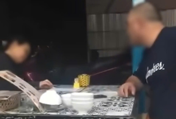 Clip ghi lại cảnh người đàn ông được cho là chủ một nhà hàng hải sản nổi tiếng ở Huế chửi bới, đe dọa nhân viên lớn tuổi đang lan truyền trên nhiều Fanpage, hội nhóm Facebook. (Ảnh cắt từ clip)