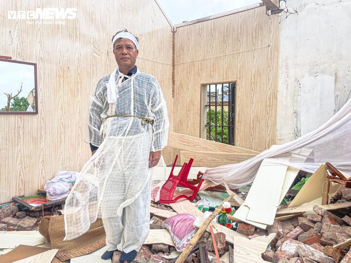 Anh Hoàng Văn Khoan đứng tại vị trí mình may mắn thoát hiểm.