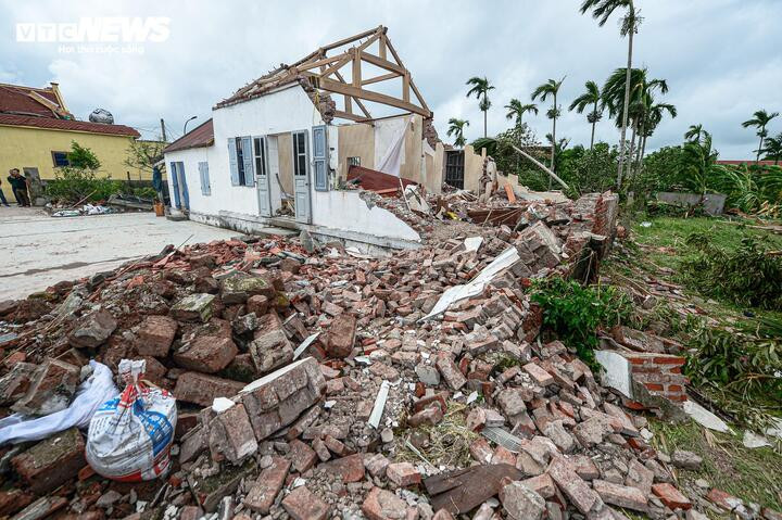 Lốc xoáy tại Ninh Bình khiến 9 người thiệt mạng, 24 người bị thương, 240 căn nhà đổ.