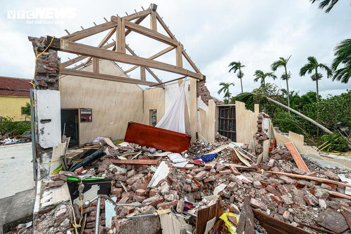 Cơn lốc xoáy khiến ngôi nhà bị tốc mái, tường đổ sập xuống.