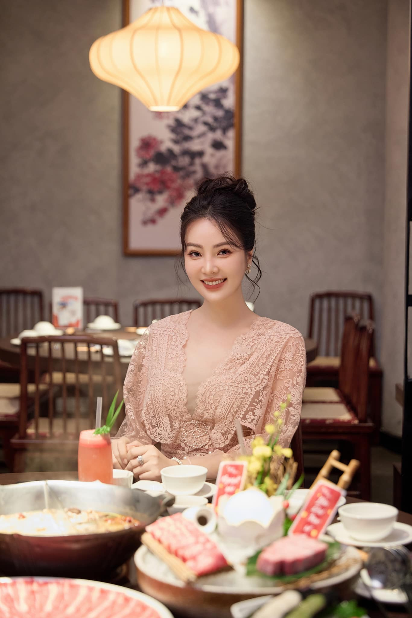 BTV 'Chuyển động 24h' diện đồ trên truyền hình và đời thực khác nhau ra sao? - Ảnh 11.