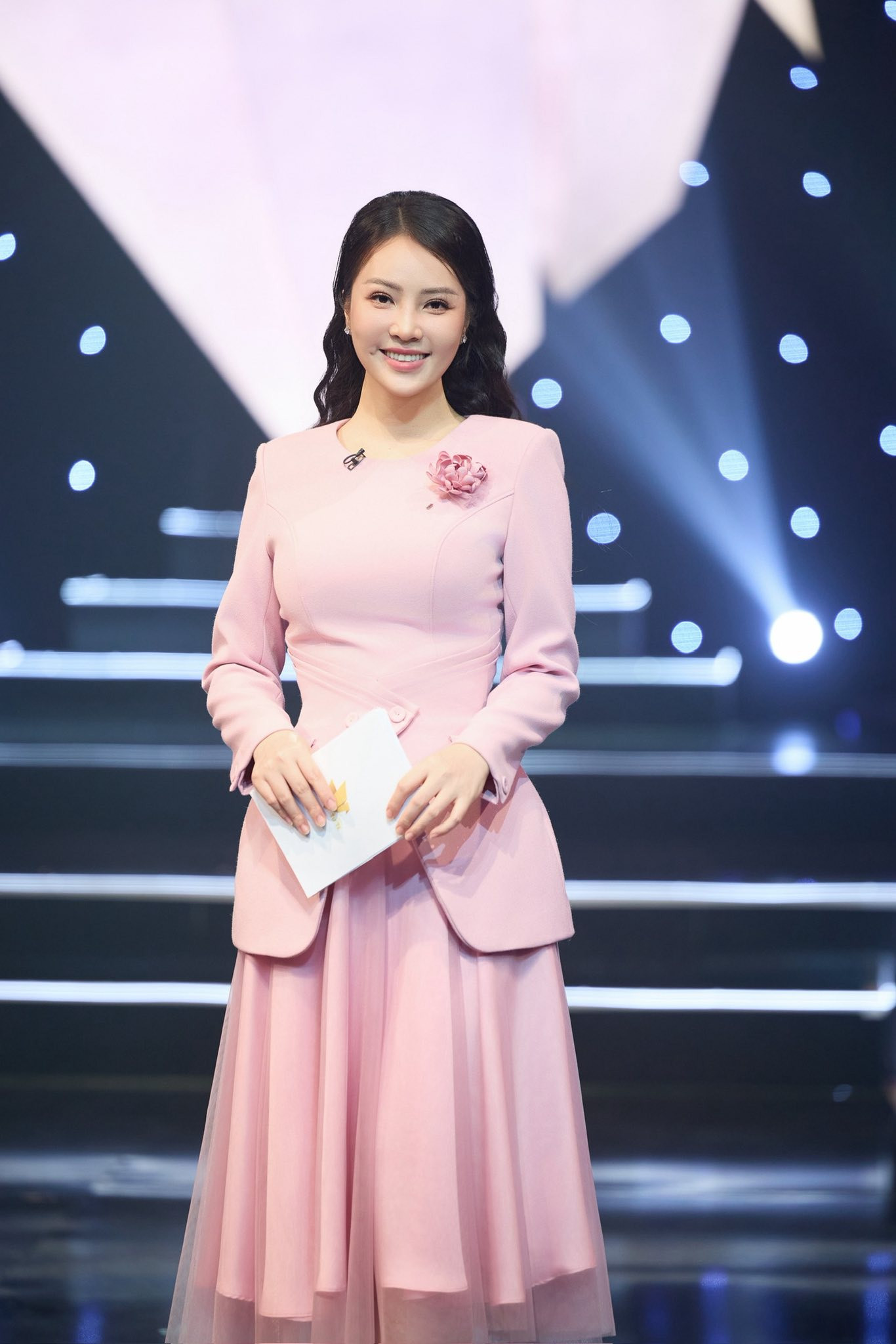 BTV 'Chuyển động 24h' diện đồ trên truyền hình và đời thực khác nhau ra sao? - Ảnh 3.